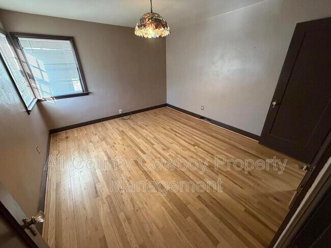 Building Photo - 365 N 6th St