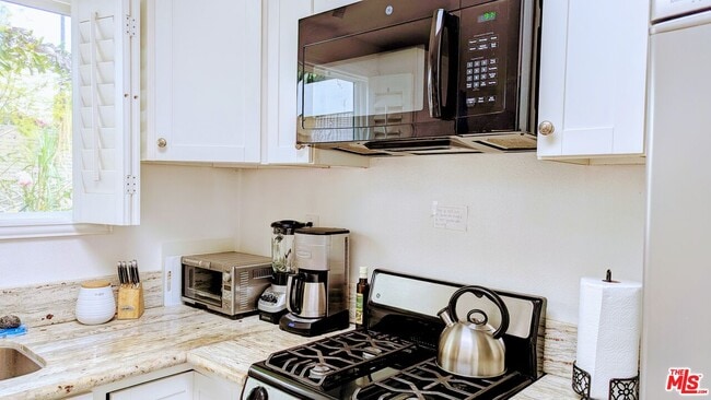 Building Photo - 1927 N Beverly Glen Blvd