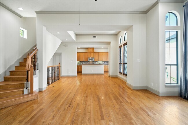 Building Photo - 2318 Camden Dr