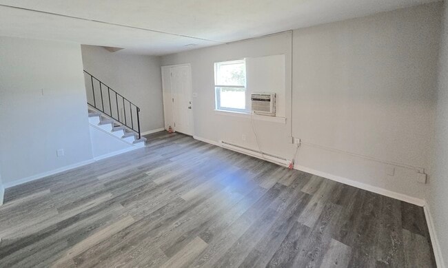 Building Photo - BEAUTIFUL TWO BEDROOM 1.5 BATHROOM APARTME...