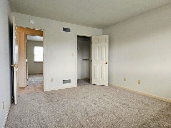 Building Photo - 88 Robinhill Dr