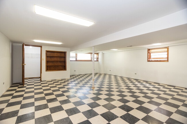 Building Photo - 5712 N Avondale Ave