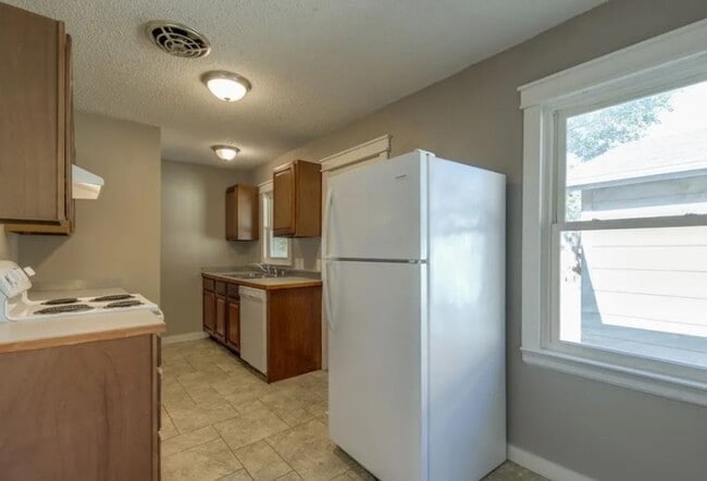 Building Photo - Adorable One Bedroom