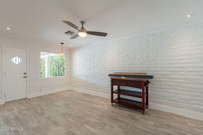 Building Photo - 1116 E Fern Dr N