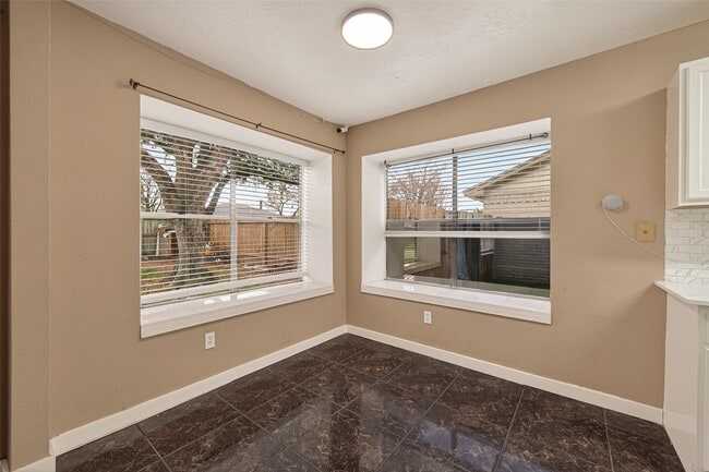 Building Photo - 614 Northaire Dr