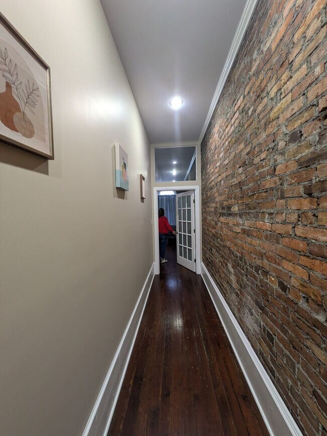 Building Photo - Cute Upstairs Down Town Apartment!