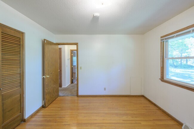 Building Photo - Beautiful 2Bed 1Bath Bloomington Twin Home...
