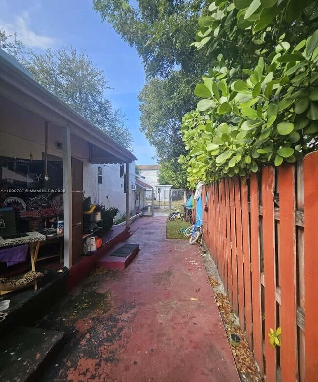 Building Photo - 1008 N 18th Ct