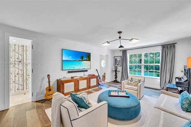 Building Photo - 607 Melaleuca Ln