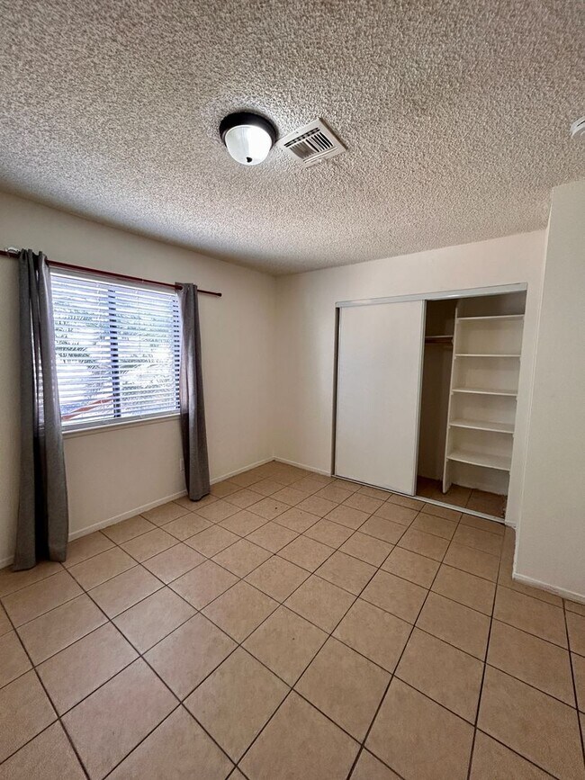 Building Photo - 6217 Yerba Ln