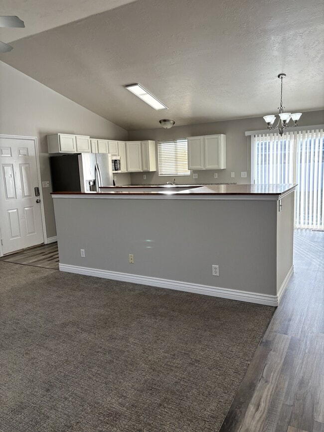 Building Photo - 405 W 375 N