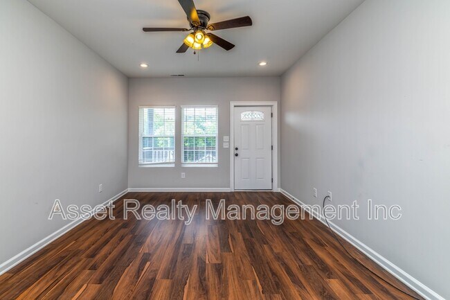 Building Photo - 619 Midlake Dr NE