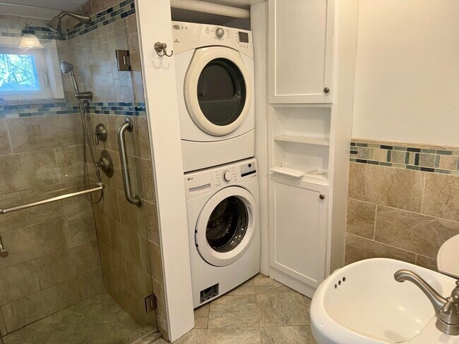 Building Photo - 25 Pine St