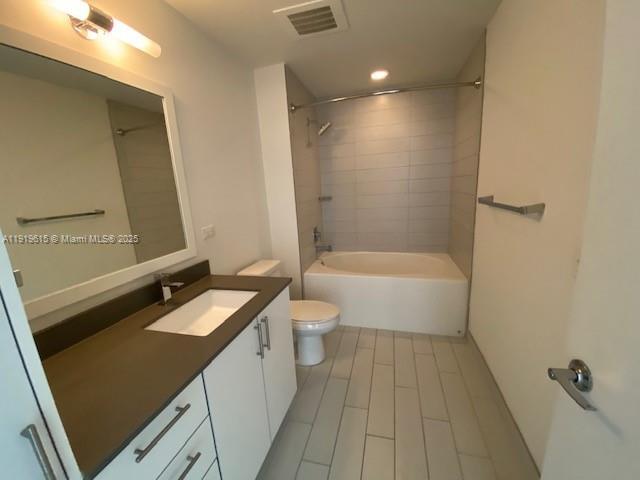 Building Photo - 999 SW 1st Ave