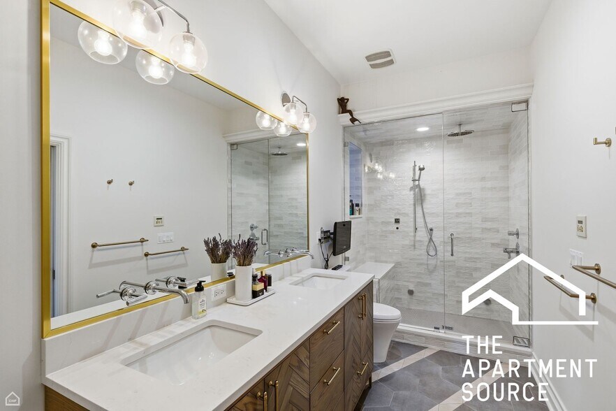 Building Photo - 952 N Racine Ave