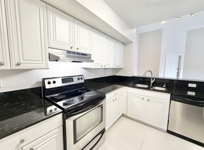 Building Photo - ** IBIS CLUB ** 1 BED / 1 BATH - CONDO - GATED COMMUNITY - SMALL PET OK! - ANNUAL RENTAL