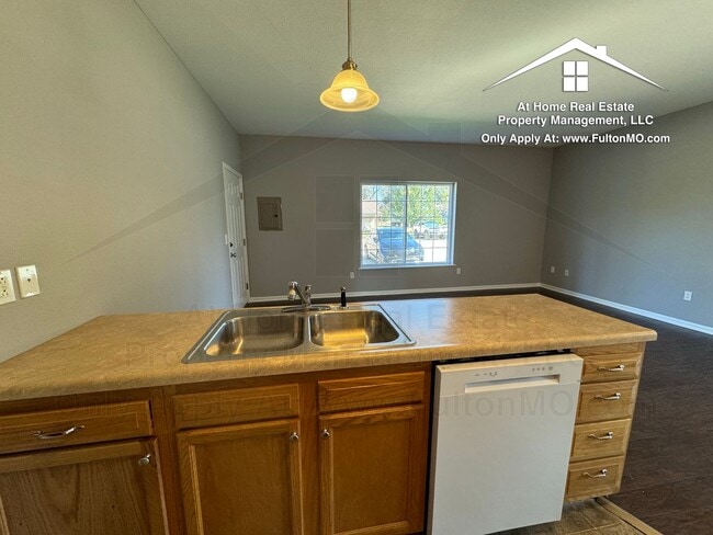 Building Photo - 211 N Main St