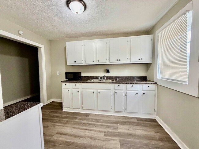 Building Photo - 1448 Menager Rd