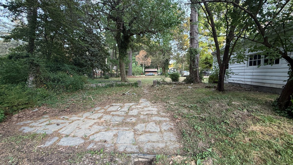 Building Photo - 335 Claremont St