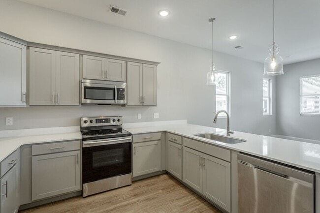 Building Photo - 549 Strong Ave