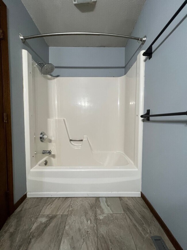 Building Photo - Three Bedroom,  2 Bathroom Apartment near ...