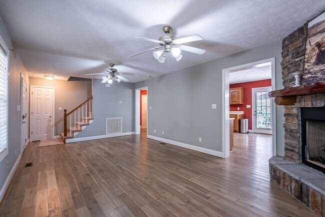 Building Photo - 3 Bedrooms, 2.5 Bathrooms - Home in Silver Creek!