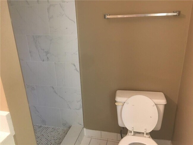 Building Photo - 335 Hamilton Ct