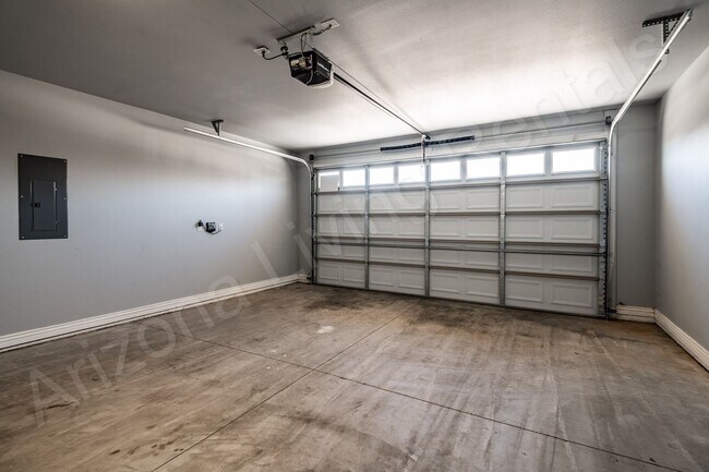 Building Photo - DON'T MISS THIS THREE BEDROOM TOWNHOUSE IN A PRIME LOCATION