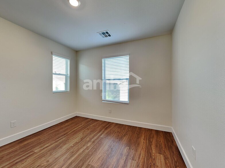 Building Photo - 6106 W Haleh Ave
