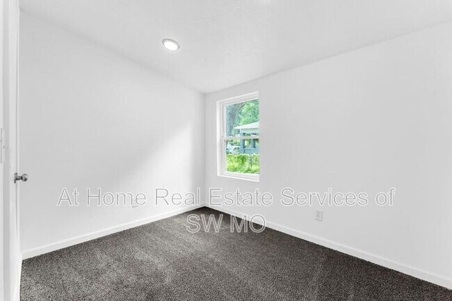 Building Photo - 522 S Broadway Ave