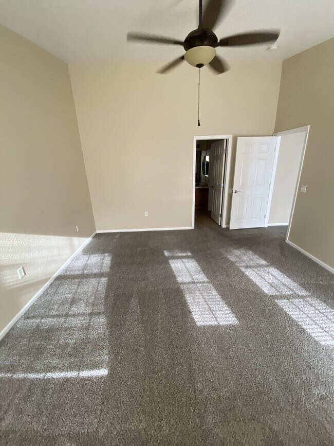 Building Photo - $500 OFF YOUR FIRST MONTHS RENT! Don't Miss This 3BR/ 2BA Condo with 1 car garage @ Creek Side In...