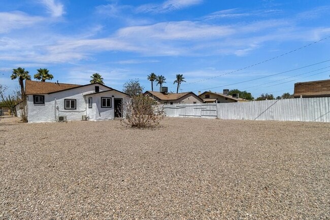 Building Photo - 1/2 MONTH FREE RENT MOVE IN SPECIAL!!! Brand new remodeled in the heart of downtown PHX