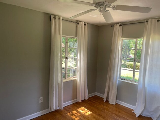 Building Photo - Near Downtown Mount Dora - adorable 2.2