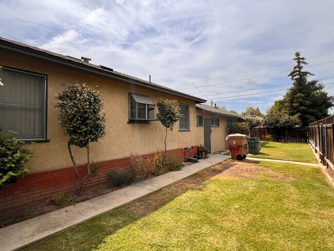 Building Photo - Central Bakersfield Home