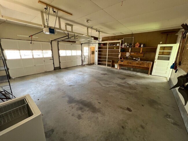 Building Photo - 429 E Pine St