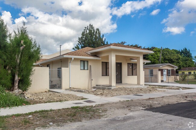Primary Photo - 10129 W Jessamine St