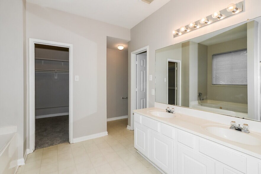 Building Photo - 8919 Green Ray Dr