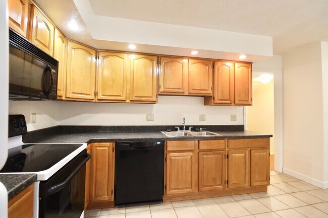 Building Photo - 2 Bedroom/2 Bath Townhouse near Stadium - ...