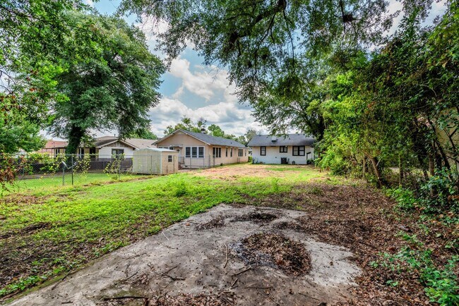 Building Photo - $1500 - 3 bed/1 bath house in Central Aven...