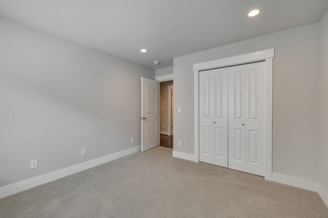Building Photo - Beautiful 4 bedroom home in Canterbury Par...