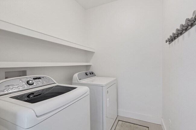 Building Photo - Modern Edgewater Condo Near Sloan’s Lake A...