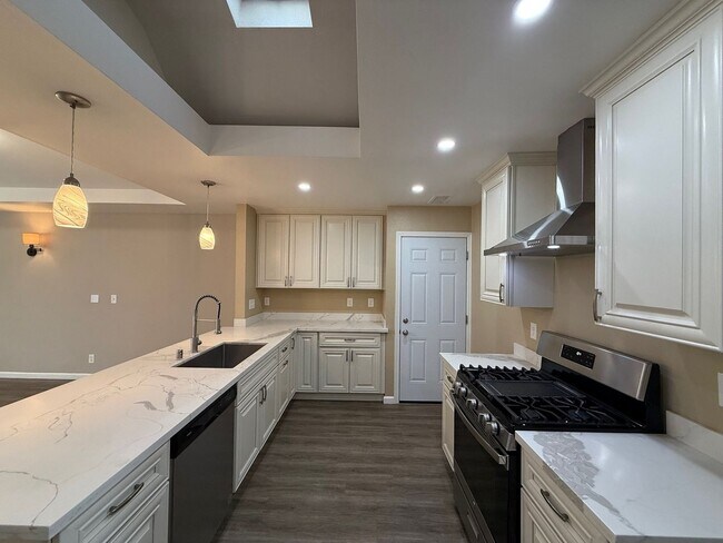 Building Photo - Nice and bright detached single-family res...