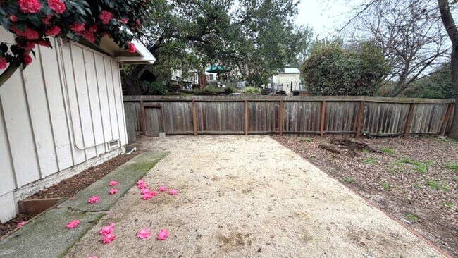 Building Photo - Martinez! 3 bedroom 1 bath Single family home!