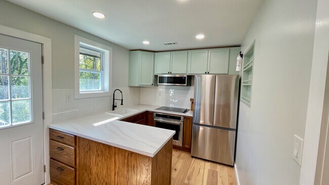 Building Photo - 820 Goldfinch Ave