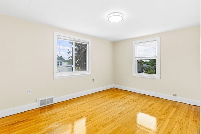 Building Photo - 84 Gladeside Ave