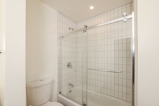 Building Photo - 2 Bedroom Condo in Highly Desirable Richmond Marina Bay!