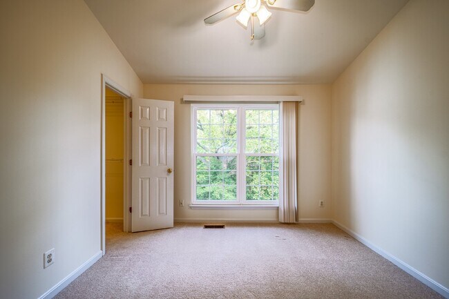 Building Photo - 2-level condo, conveniently located