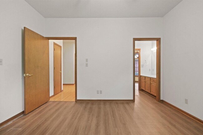 Building Photo - Private 3BR Brick Home with Scenic View