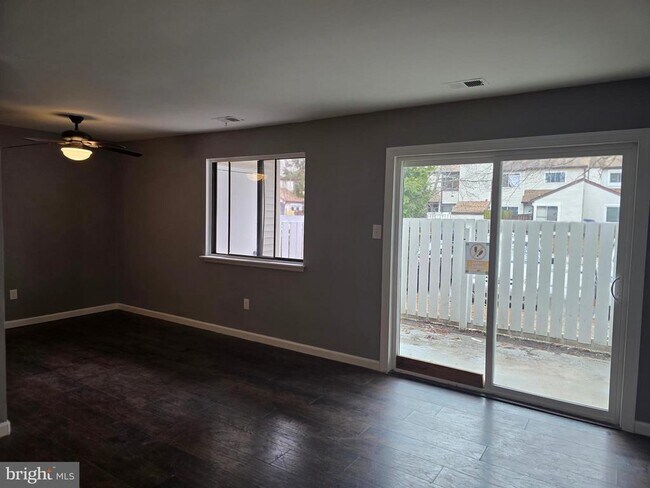 Building Photo - 2515 Cottonwood Ct