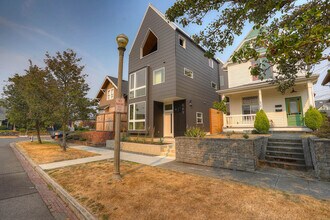 Building Photo - Like New! North Tacoma, 6th Avenue District